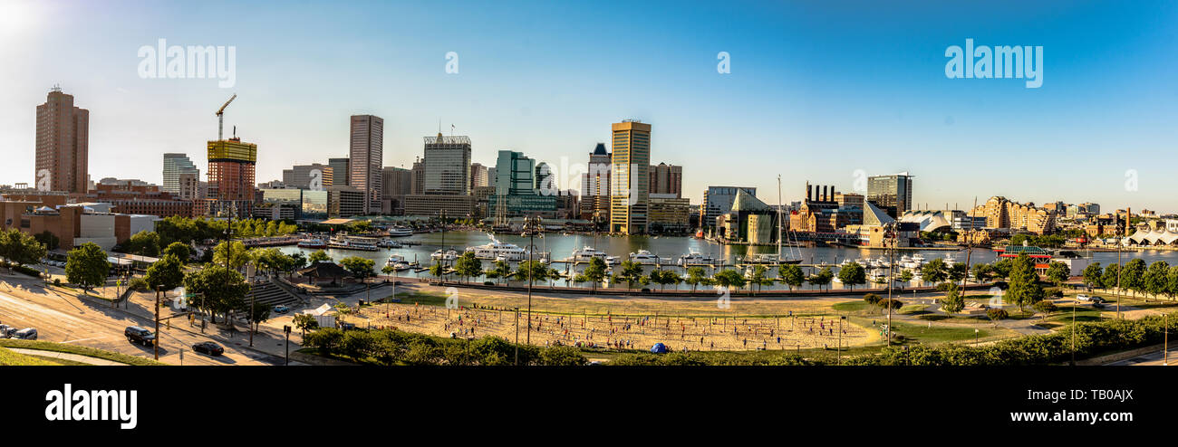 Baltimore, Maryland, Stati Uniti d'America - 9 Luglio 2017: vista panoramica del Porto Interno e area del centro cittadino di Baltimora da sulla sommità della collina federale. Foto Stock