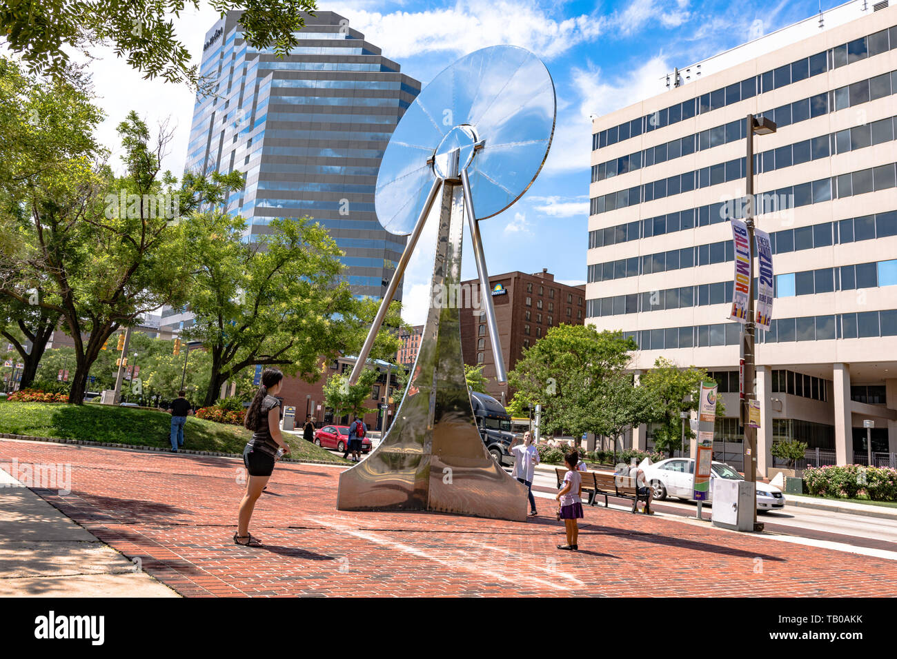 Baltimore, Maryland, Stati Uniti d'America - 8 Luglio 2017: curiosi di ammirare la scultura di metallo nella parte anteriore del Baltimore Convention Center su Pratt Street. Foto Stock