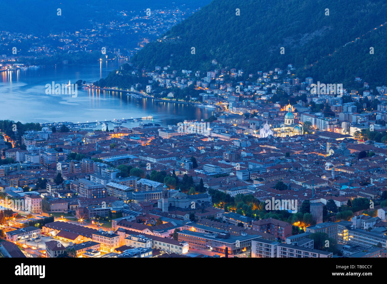 Como - La città con la cattedrale e il lago di Como. Foto Stock