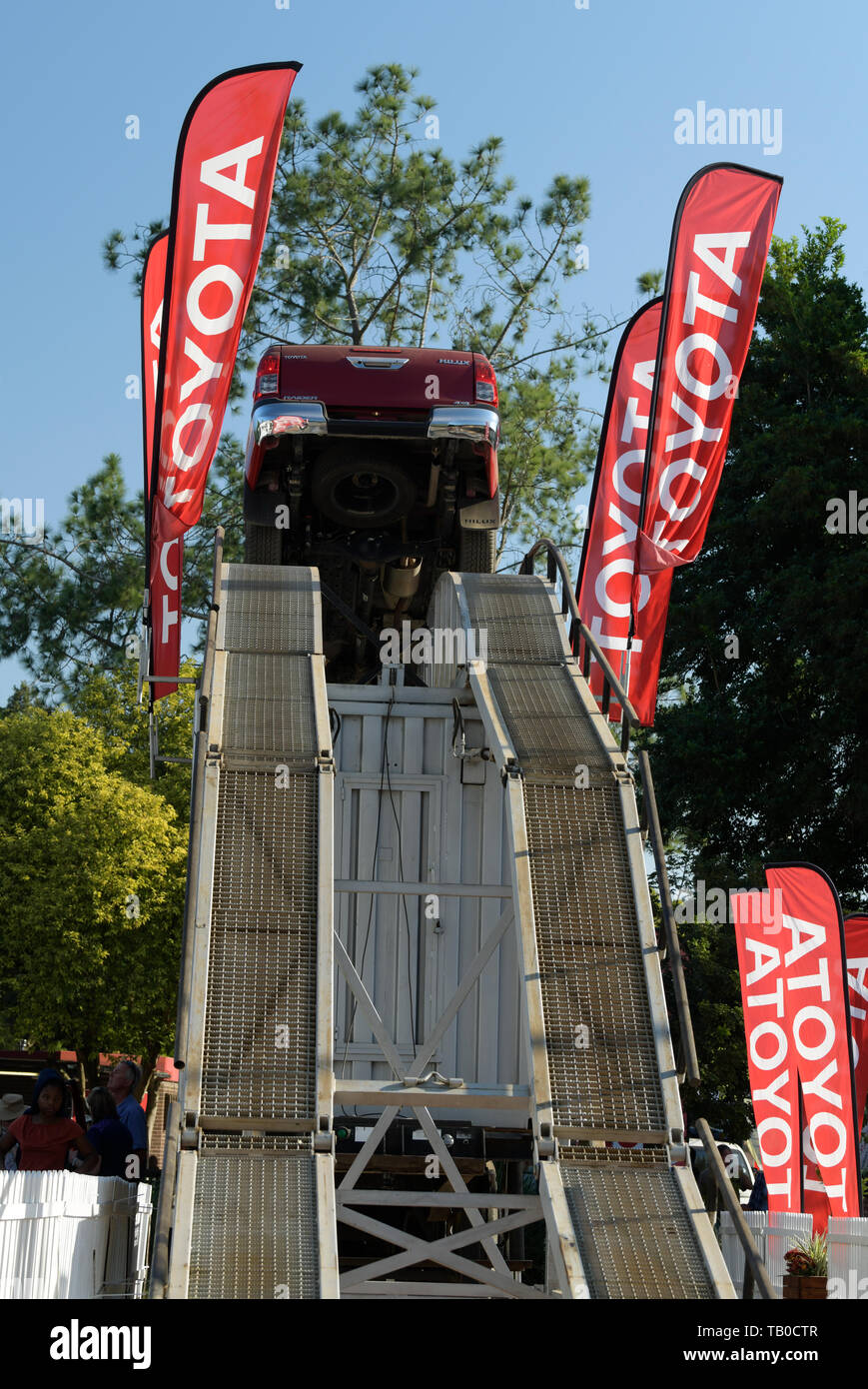 4x4 incrocio SUV cresta di ostacolo, pubblica dimostrazione delle prestazioni del veicolo, 2019, Royal Agricultural Show, PIETERMARITZBURG, Sud Africa, auto Foto Stock