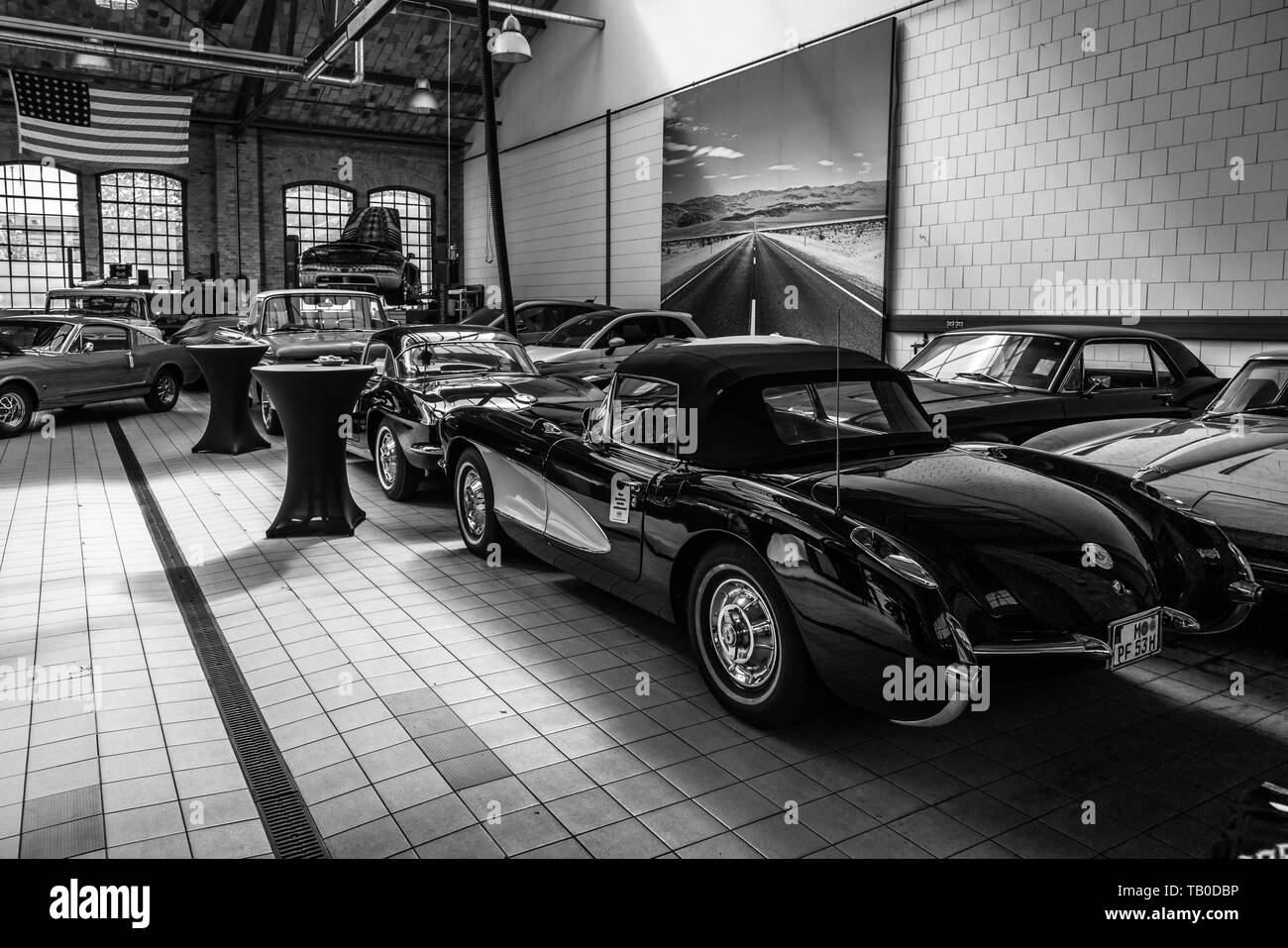 Berlino - 11 Maggio 2019: Workshop sulla riparazione e manutenzione di American classic sports cars. In bianco e nero. 32Th Berlin-Brandenburg Oldtimer giorno. Foto Stock
