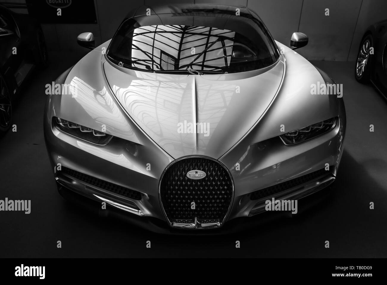 Berlino - 11 Maggio 2019: una vettura sportiva Bugatti Chiron, 2017. In bianco e nero. 32Th Berlin-Brandenburg Oldtimer giorno. Foto Stock