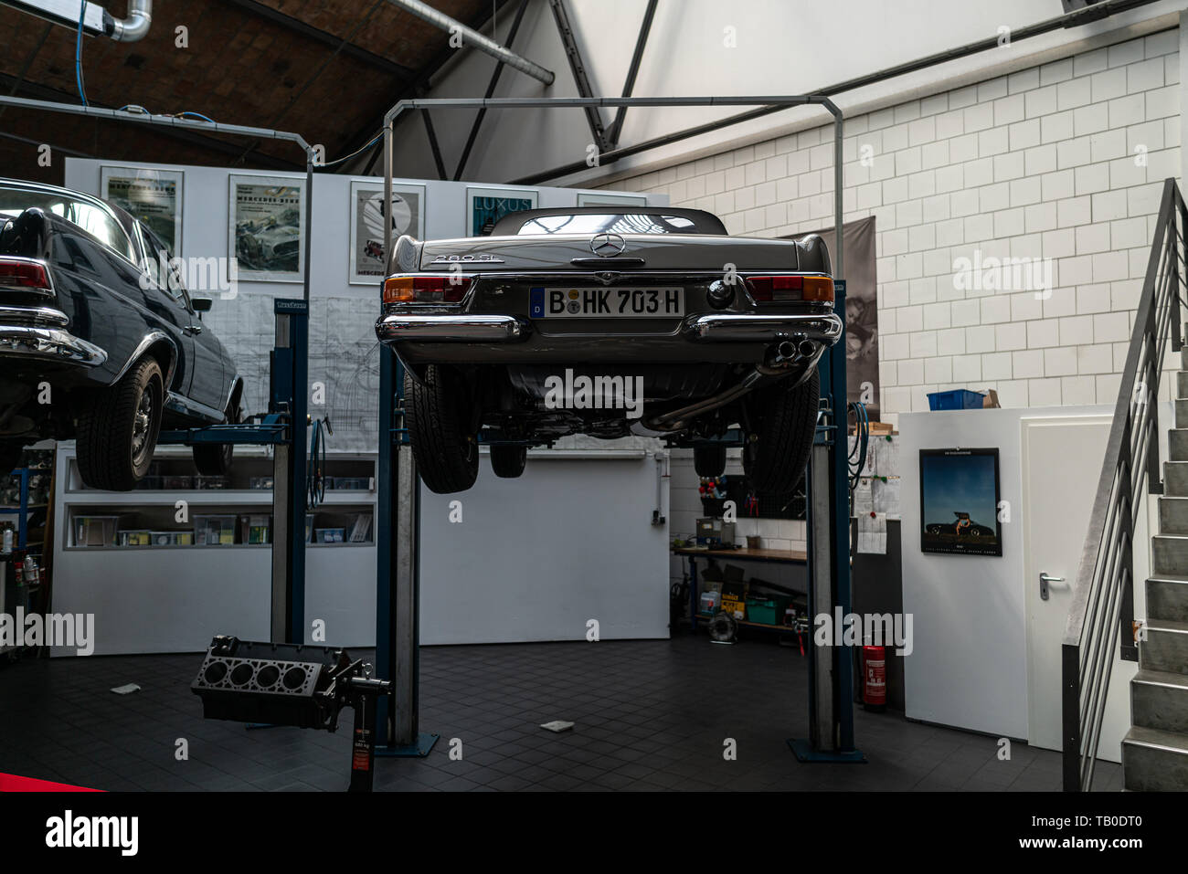 Berlino - 11 Maggio 2019: Workshop sulla riparazione e la manutenzione di tedesco classic cars. 32Th Berlin-Brandenburg Oldtimer giorno. Foto Stock