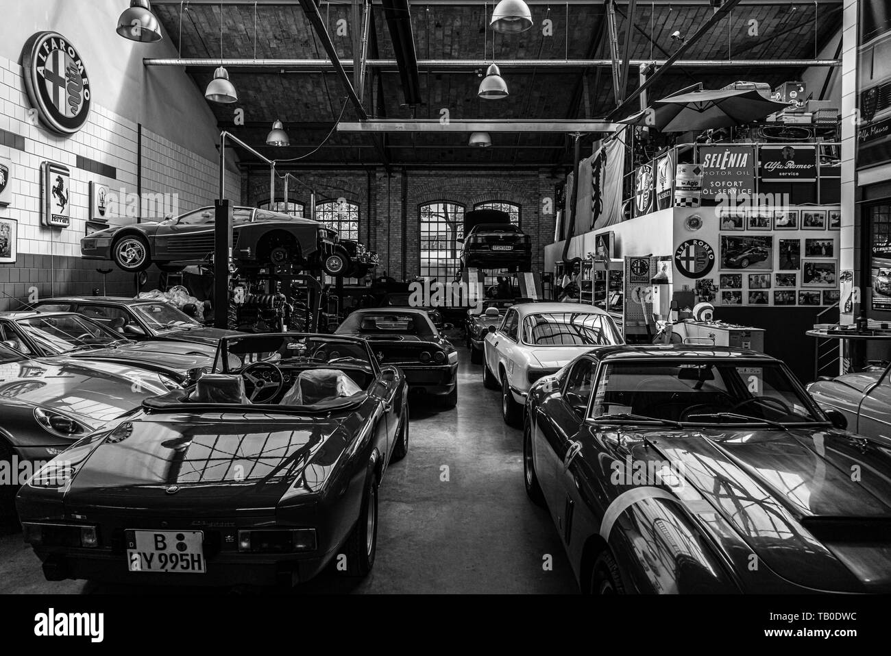 Berlino - 11 Maggio 2019: Workshop sulla riparazione e manutenzione di italiano classico e auto sportive. In bianco e nero. 32Th Berlin-Brandenburg Oldtimer giorno. Foto Stock