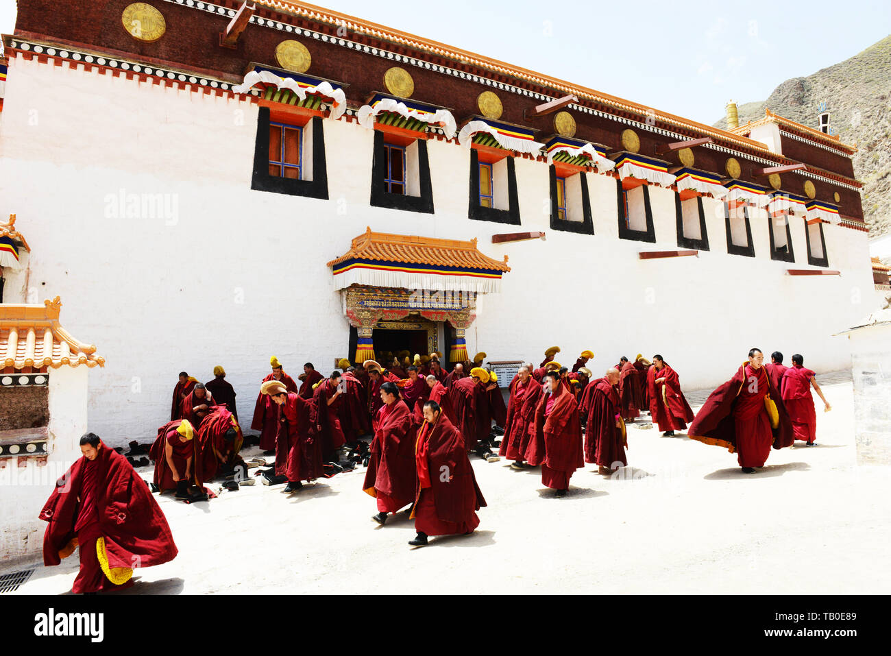 Monaci Tibetani lasciando il tempio principale dopo la preghiera e la cerimonia di premiazione. Foto Stock