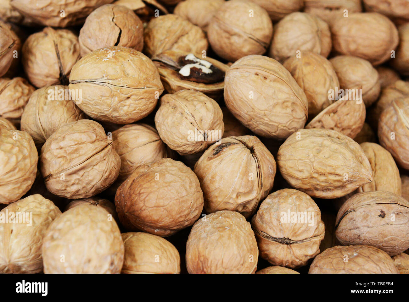 Noci comuni venduti nel coloratissimo mercato di Linxia, del Gansu in Cina. Foto Stock