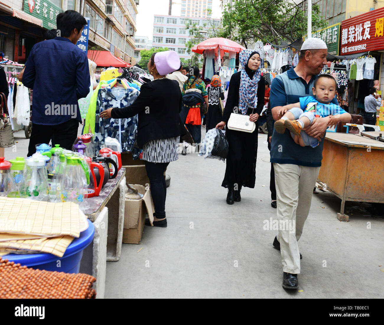 Il vivace mercato in Linxia, provincia di Gansu, Cina. Foto Stock