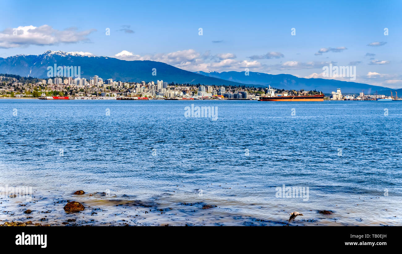 Vista della North Shore di Vancouver Harbor visto dal Parco di Stanley Seawall percorso con Mount Seymour in background in bella BC, Canada Foto Stock