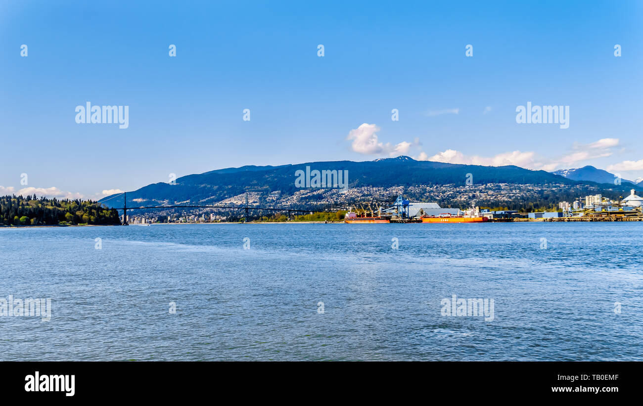 Vista della North Shore di Vancouver Harbor con Grouse Mountain in background. Vista dal Parco di Stanley Seawall percorso in BC, Canada Foto Stock