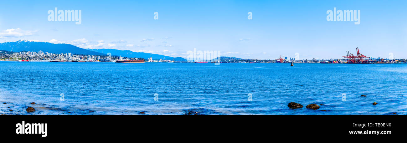 Vista panoramica del Porto di Vancouver con la seconda Narrows Bridge in background. Vista dal Parco di Stanley Seawall percorso in BC, Canada Foto Stock