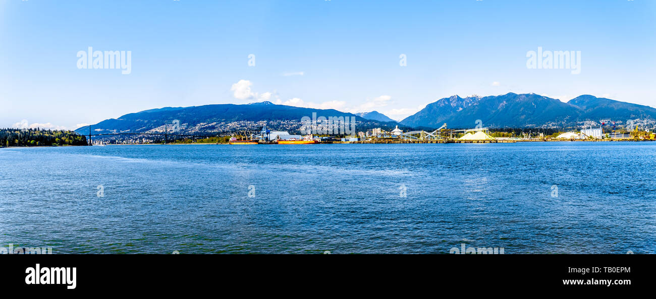 Vista della North Shore di Vancouver Harbor con Grouse Mountain in background. Vista dal Parco di Stanley Seawall percorso in BC, Canada Foto Stock