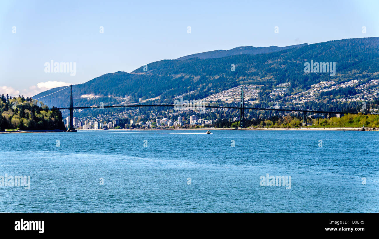 Vista del Ponte Lions Gate, una sospensione ponte che collega Vancouver Stanley Park e i comuni di North Vancouver e West Vancouver Foto Stock