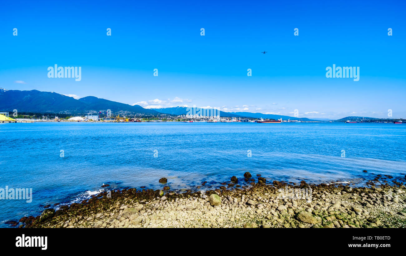 Vista della North Shore e Burrard ingresso, l'ingresso nel porto di Vancouver. Vista dal Parco di Stanley Seawall percorso in bella BC, Canada Foto Stock