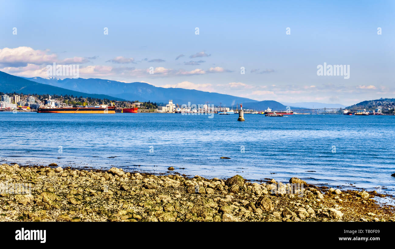 Vista della North Shore e Burrard ingresso, l'ingresso nel porto di Vancouver. Vista dal Parco di Stanley Seawall percorso in bella BC, Canada Foto Stock