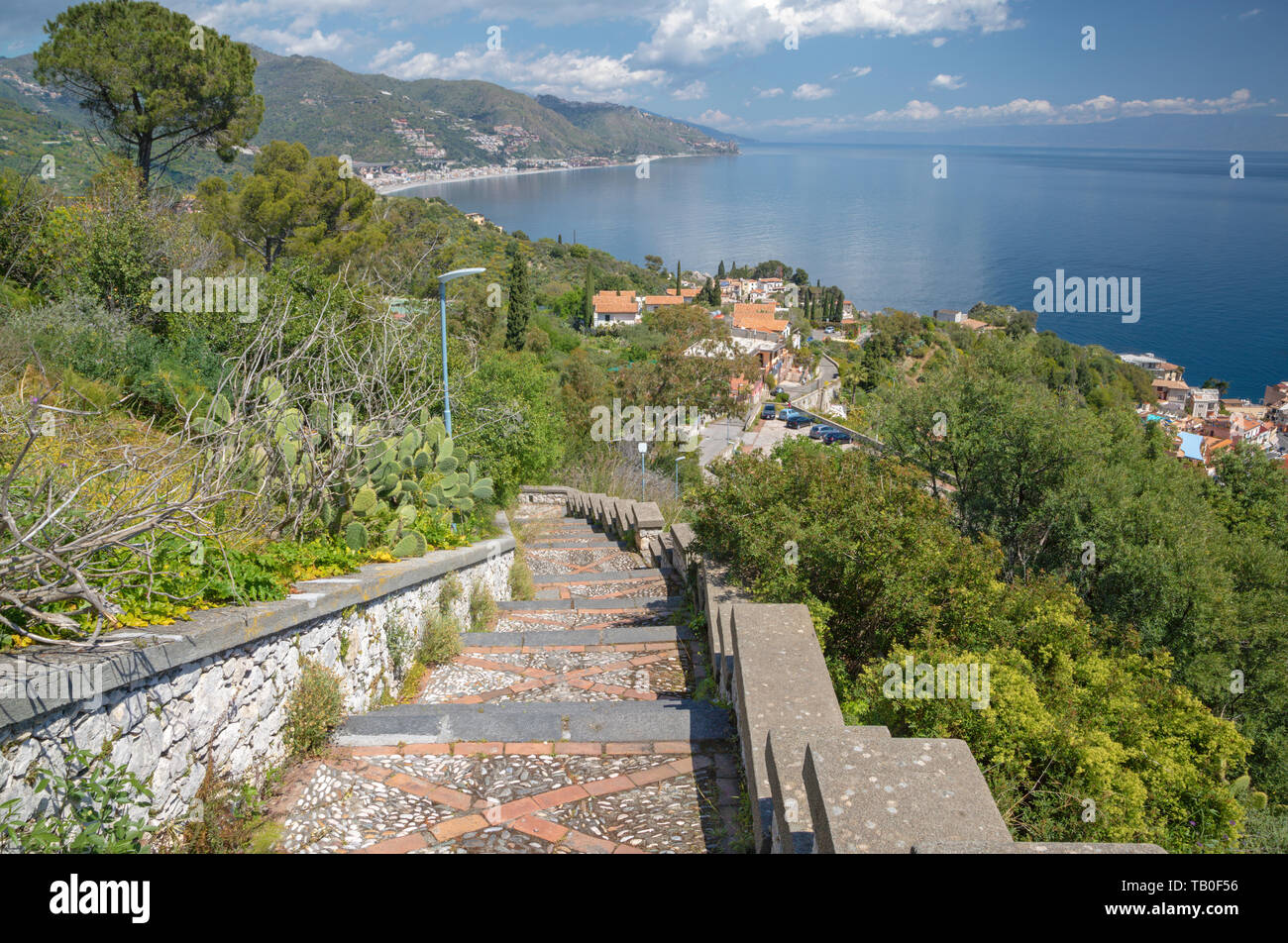 Taormina - Il bellissimo paesaggio mediterraneo della Sicilia. Foto Stock