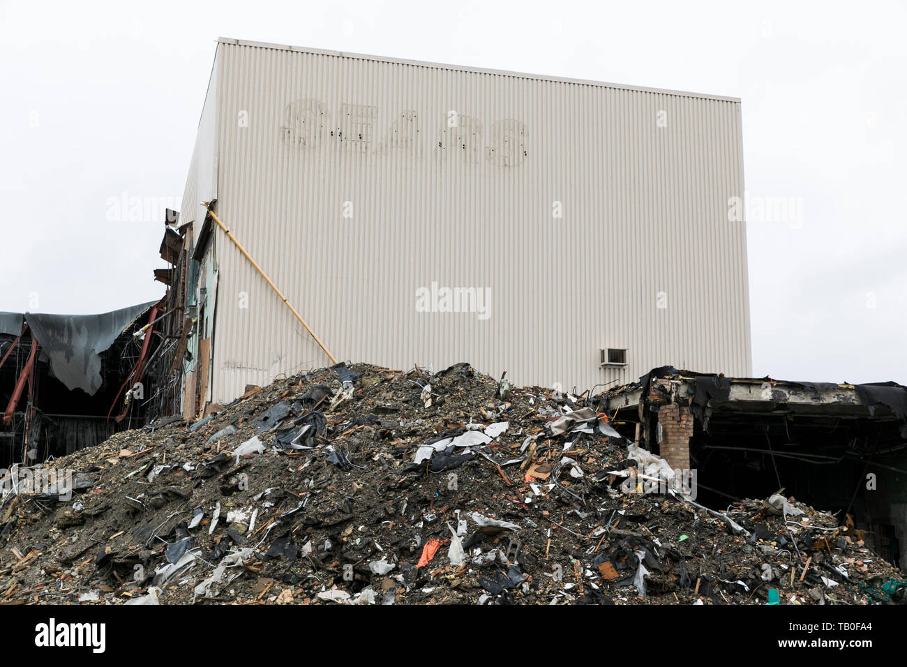 I detriti circonda il sito di una chiusura Sears store durante la sua demolizione in Ottawa, Ontario, Canada, il 20 aprile 2019. Foto Stock I detriti circonda il sito di una chiusura Sears store durante la sua demolizione in Ottawa, Ontario, Canada, il 20 aprile 2019. Foto Stock