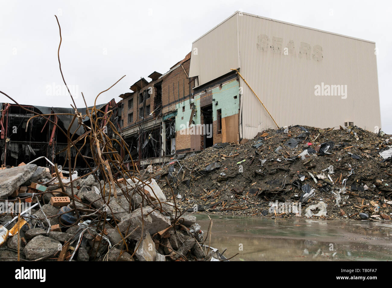 I detriti circonda il sito di una chiusura Sears store durante la sua demolizione in Ottawa, Ontario, Canada, il 20 aprile 2019. Foto Stock I detriti circonda il sito di una chiusura Sears store durante la sua demolizione in Ottawa, Ontario, Canada, il 20 aprile 2019. Foto Stock
