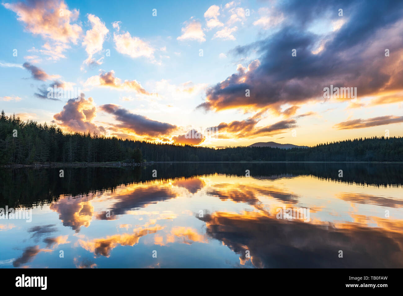 Colorato tramonto sul lago di montagna Foto Stock