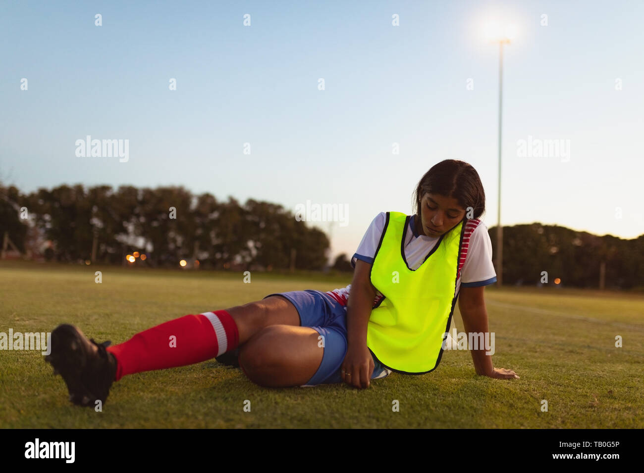 Giocatore di calcio rilassante sull'erba Foto Stock