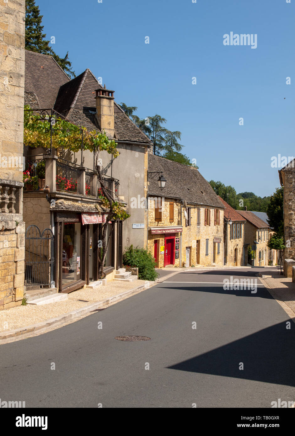 Saint Genies è un incantevole villaggio; tra Montignac e Sarlat. Al centro del villaggio è un bellissimo complesso costituito dalla chiesa di Notre Foto Stock