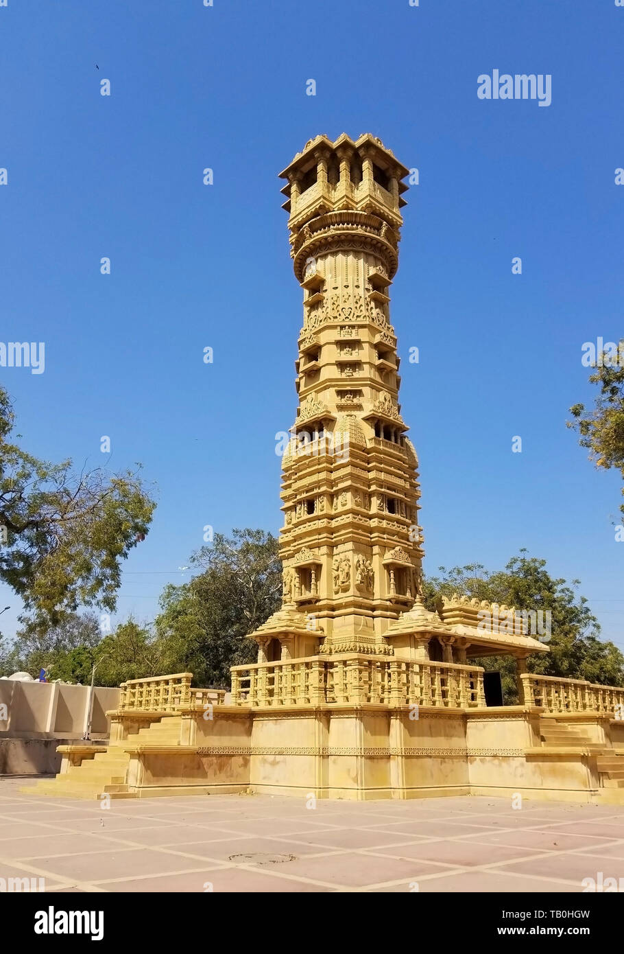 Decorazioni in legno porta dell'Manasthamba (o colonna di onore) a Hutheesing tempio Jain situato in Ahmedabad, nello Stato di Gujarat, India Foto Stock