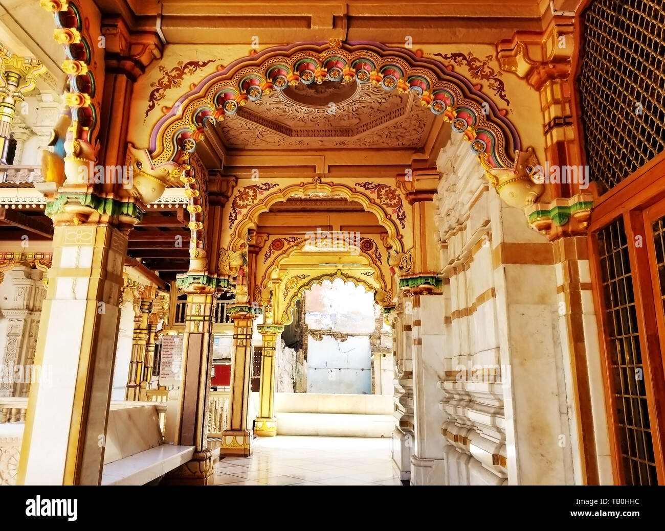 Esterno l'architettura in legno del tempio di Swaminarayan, Kalupur, Ahmedabad in Gujarat, India. Foto Stock