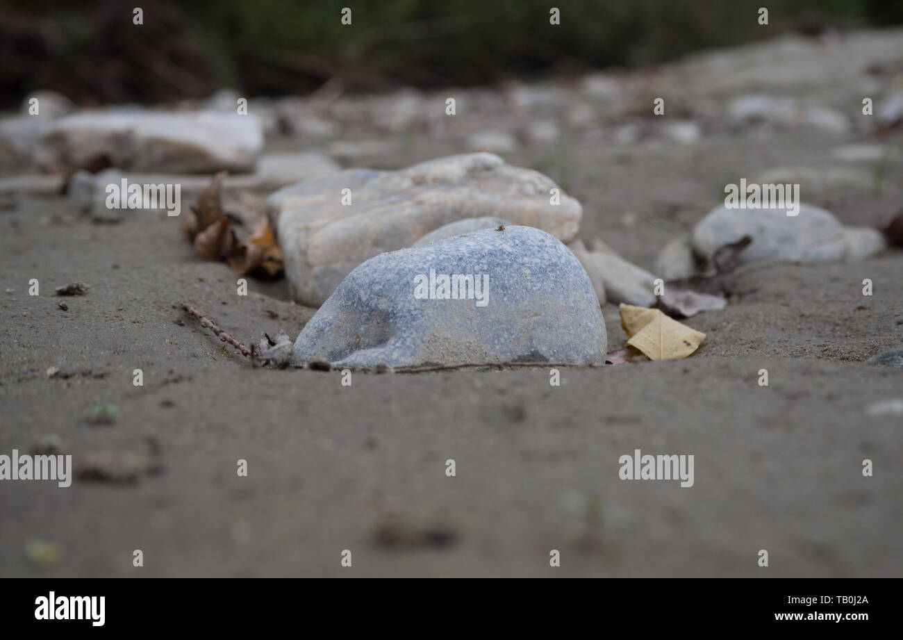 Pietre sulla massa di sabbia Foto Stock