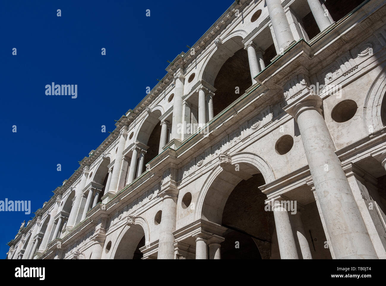 Splendida Basilica Palladiana archi in marmo (XVI-XVII secolo) a Vicenza con cielo blu, progettato dal famoso architetto rinascimentale Andrea Palladio Foto Stock