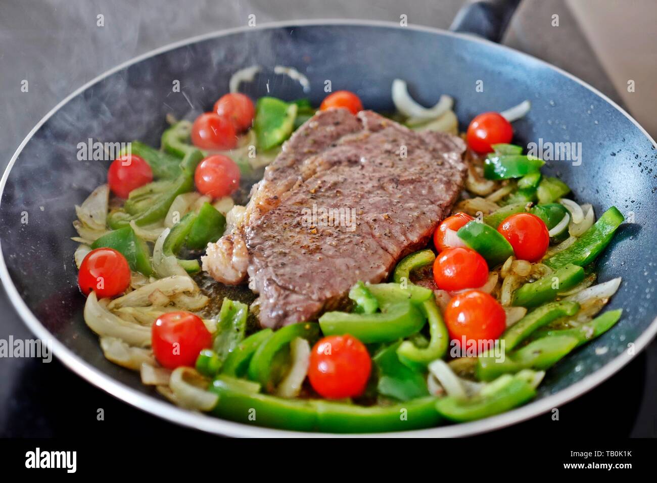 Cucina fresca a casa un arrosto di manzo con verdure Foto Stock