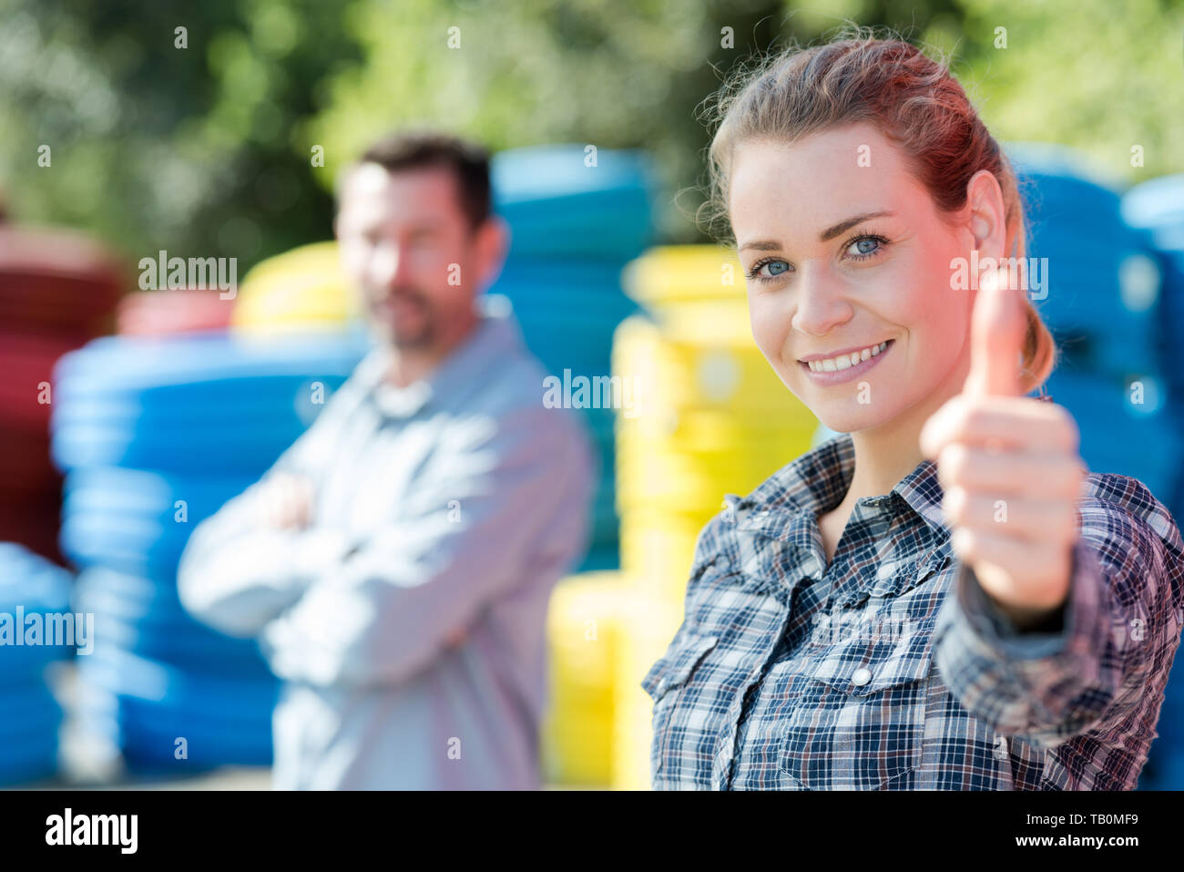 Tubazioni di alimentazione del fornitore di business che mostra pollice in alto Foto Stock