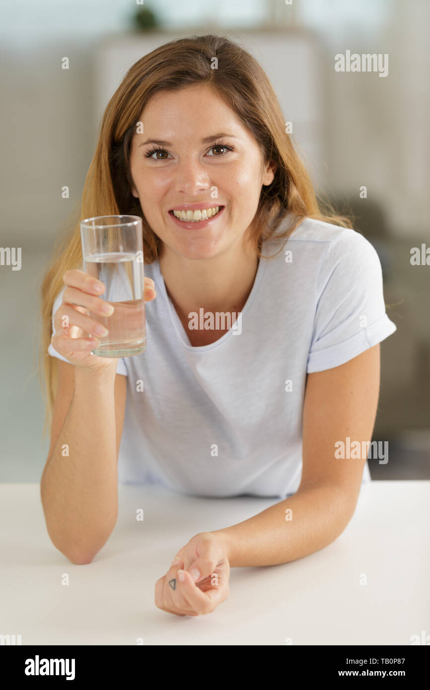 Bella donna di acqua potabile Foto Stock