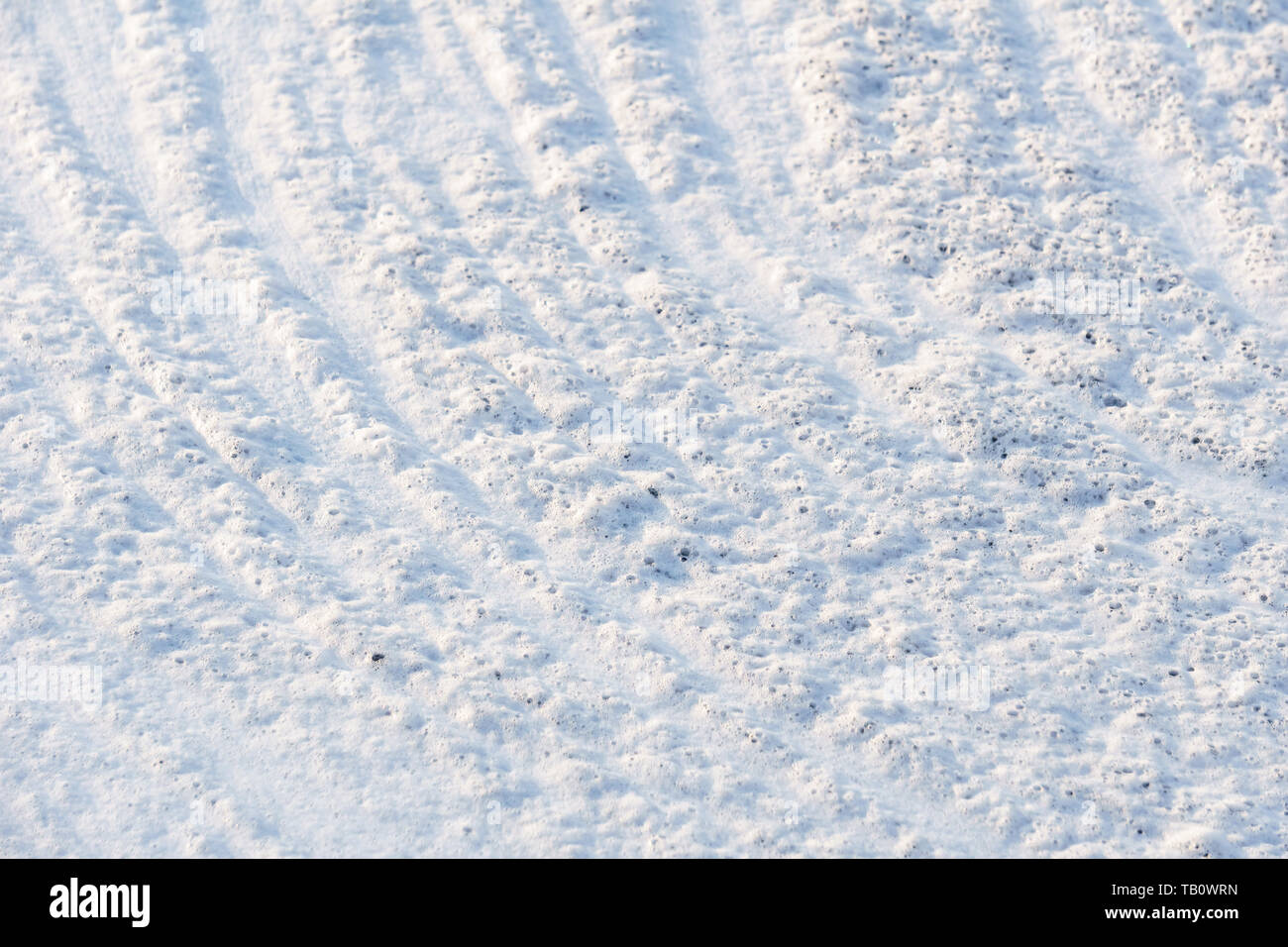 lo sfondo bianco della trama della schiuma assomiglia a nuvole. Foto Stock