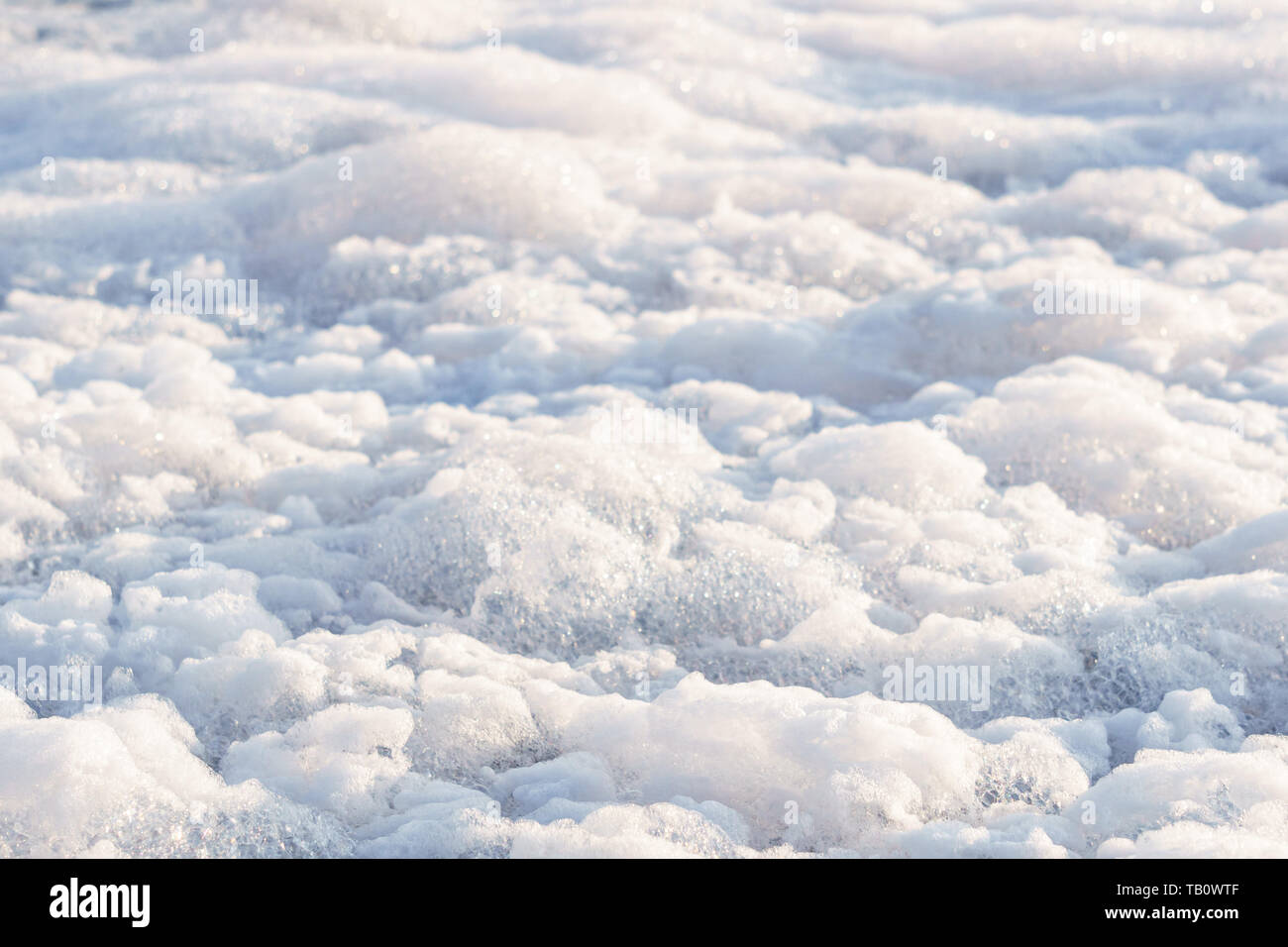 lo sfondo bianco della trama della schiuma assomiglia a nuvole. Foto Stock