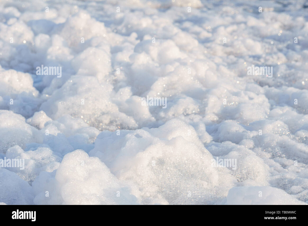 lo sfondo bianco della trama della schiuma assomiglia a nuvole. Foto Stock