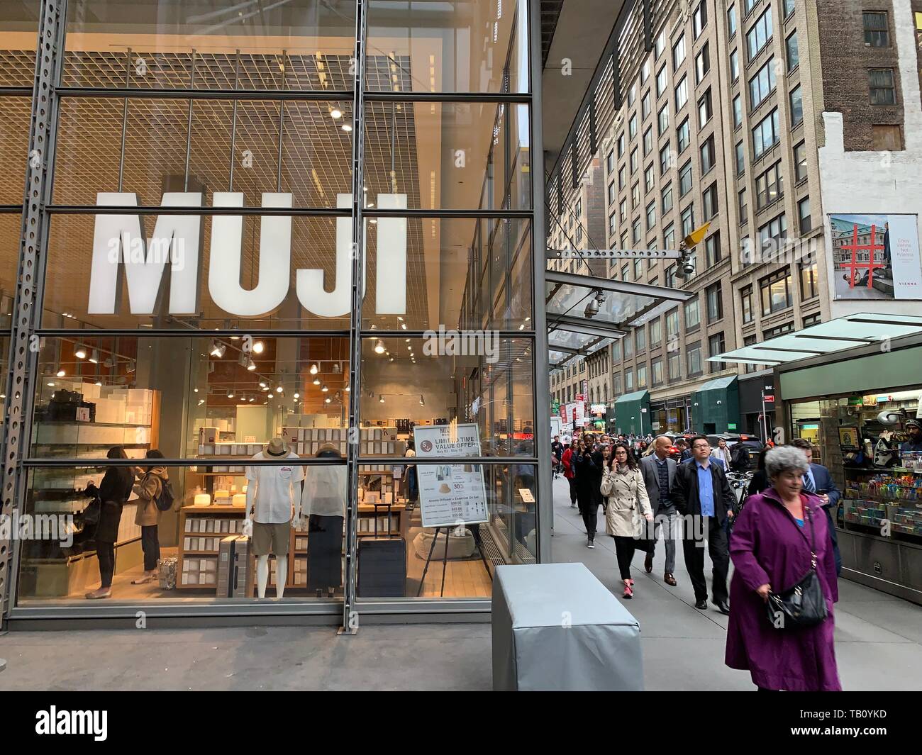 Giapponese store MUJI flagship a new york nei pressi di times square. MUJI giapponese è un azienda di vendita al dettaglio che vende una vasta varietà di uso domestico Foto Stock