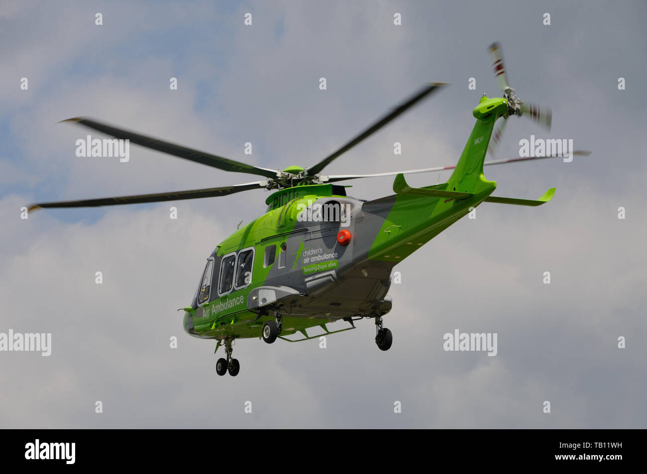 I bambini di Air Ambulance G-PICU - un AugustaWestland AW169 - in volo su ospedale di Glenfield, Leicester, Leicestershire, Inghilterra Foto Stock