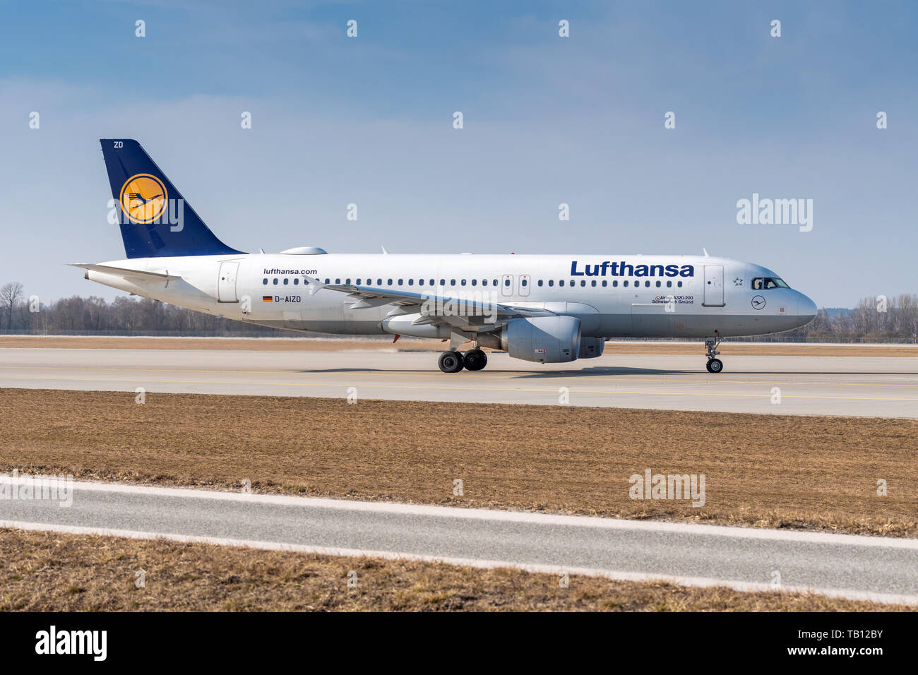 Monaco di Baviera, Germania - 28 febbraio. 2019 : Lufthansa Airbus A320-214 con il velivolo numero di registrazione D-AIZD è il rullaggio per il decollo sulla northern r Foto Stock