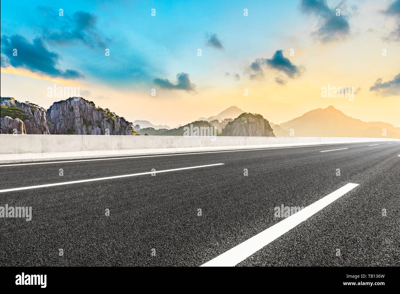 Asfalto stradale Autostrada e belle montagne huangshan natura paesaggio di sunrise Foto Stock
