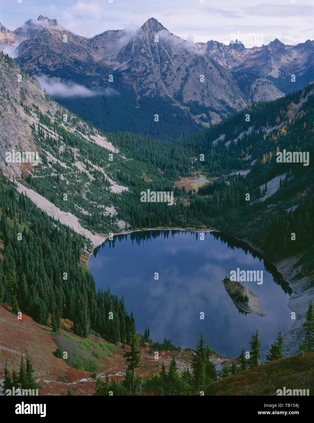 Stati Uniti d'America, Washington, Okanogan-Wenatchee National Forest, vista nord, da sopra il lago di Ann con la caduta di piste colorate, verso vette del North Cascades. Foto Stock