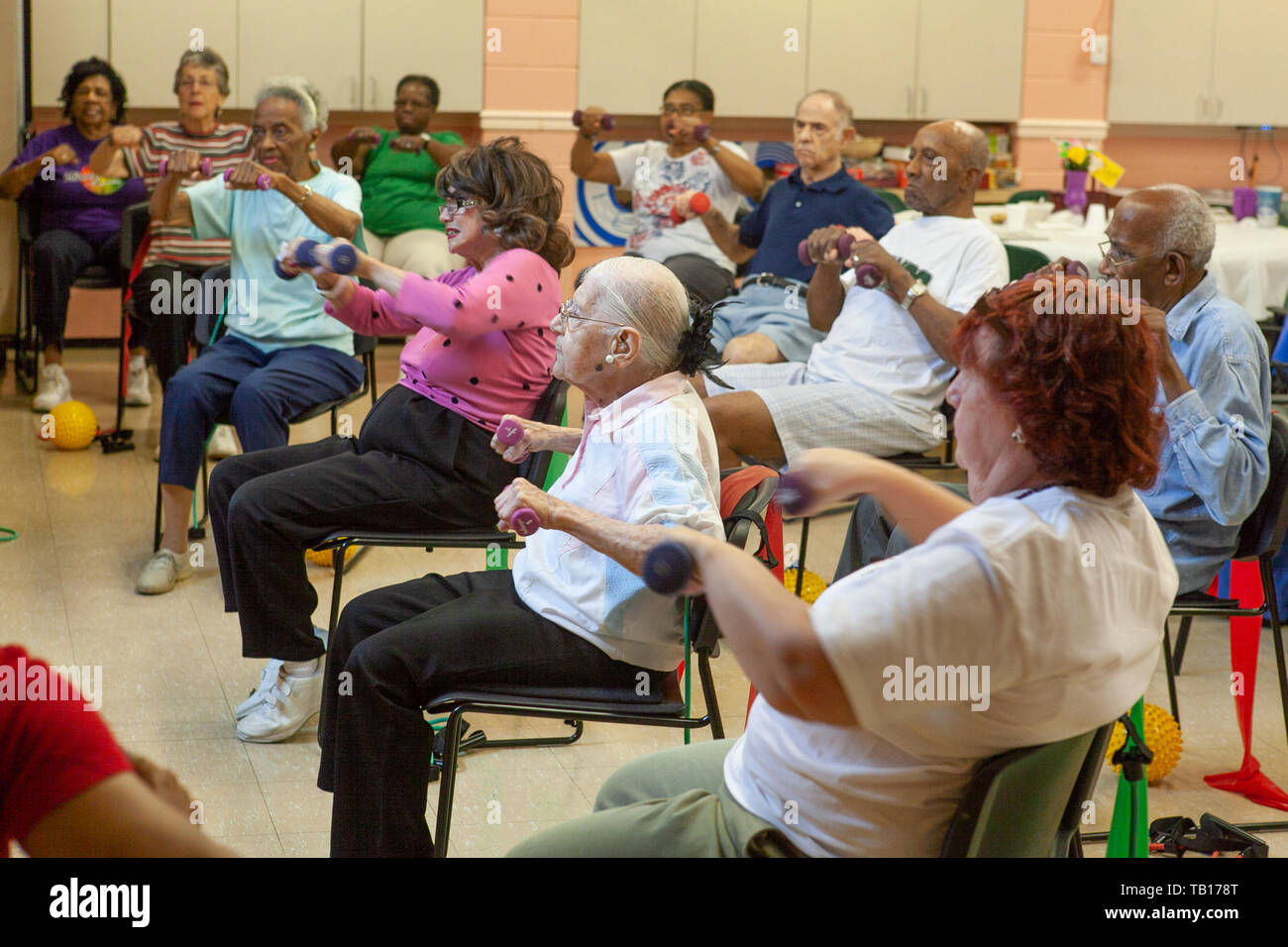 Gli anziani in un esercizio di classe a un senior centre di Ardmore PA Foto Stock