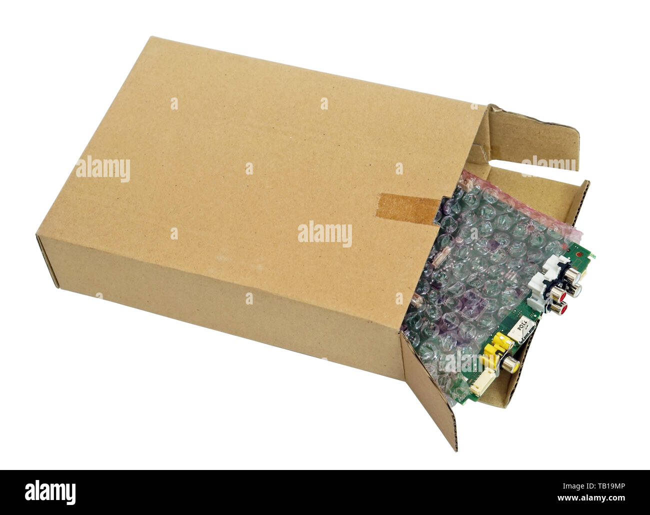 I pezzi di ricambio e elettronico video componenti imballati in morbida borsa rosso e la scatola di cartone. Isolato con patch macro industriale Foto Stock