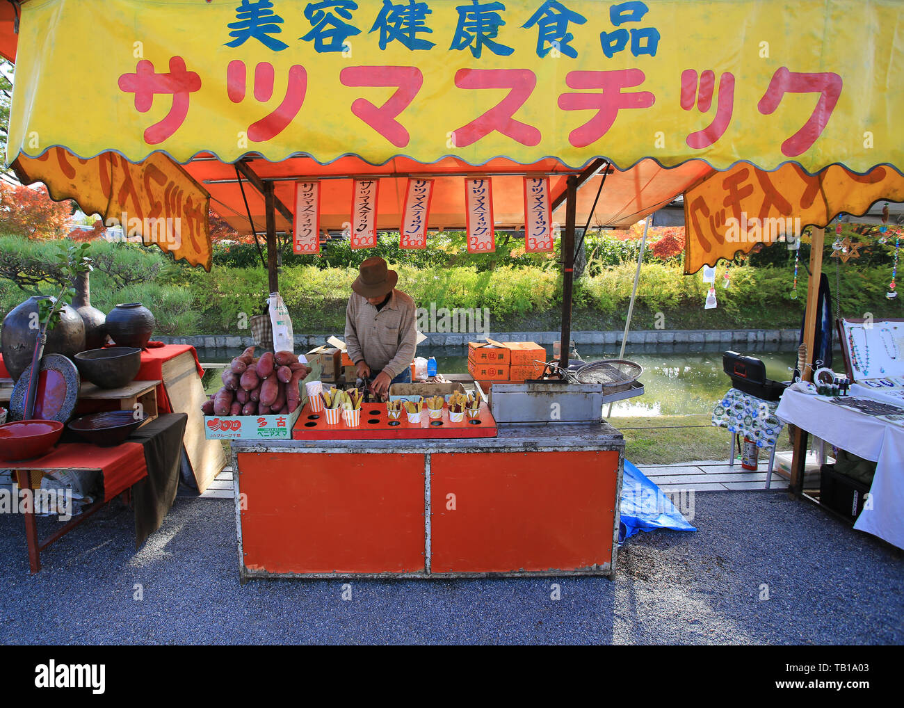 Kyoto, Giappone, Novembre 21 2014: hawker è pronto il mercato delle pulci del tempio to-ji a Kyoto. Kyoto è uno dei luoghi famosi da visitare in giappone Foto Stock