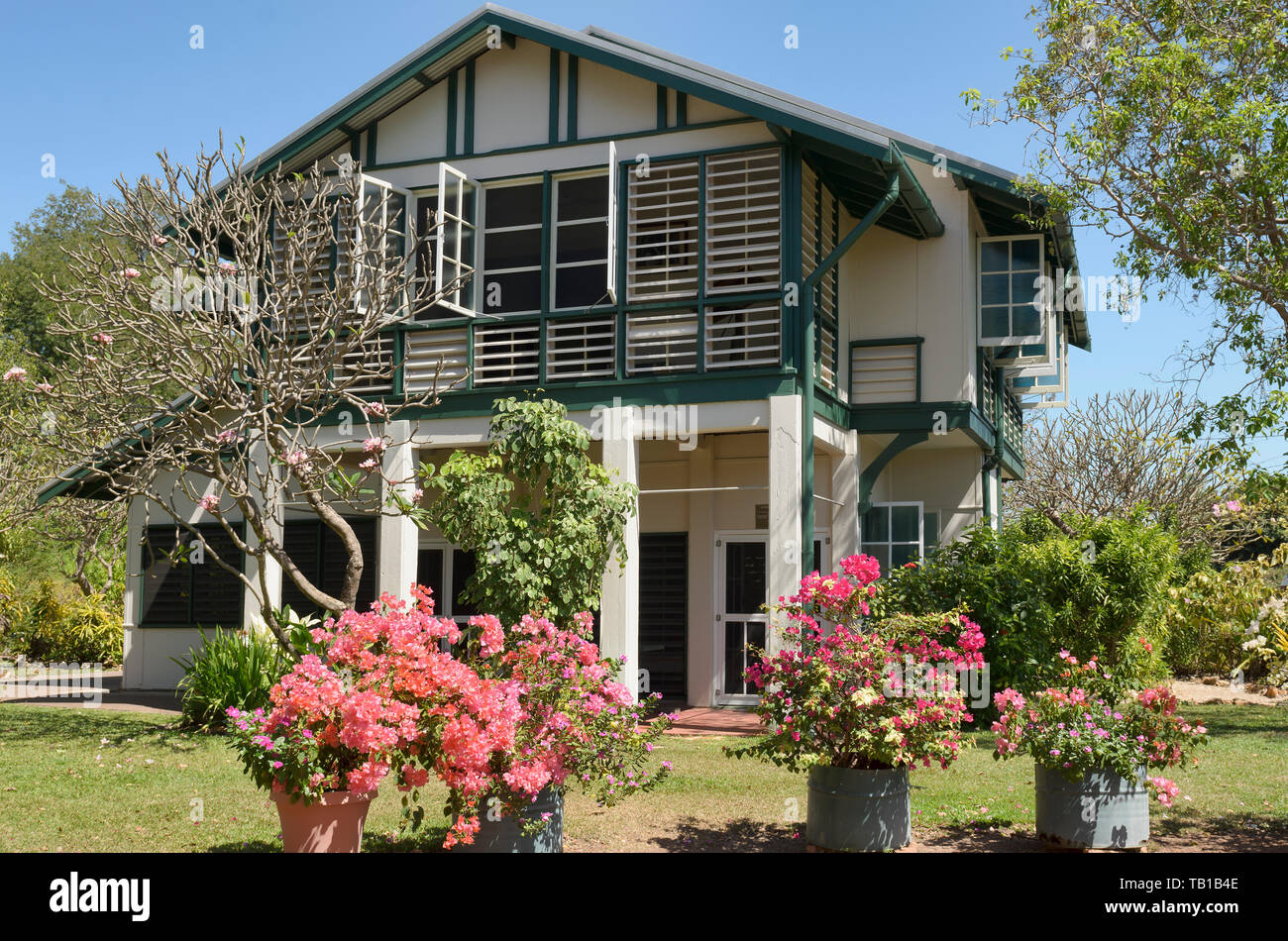 Burnett House è stato progettato specificatamente per condizioni tropicali ed è stata una delle numerose case per alti funzionari pubblici e del personale militare. Foto Stock