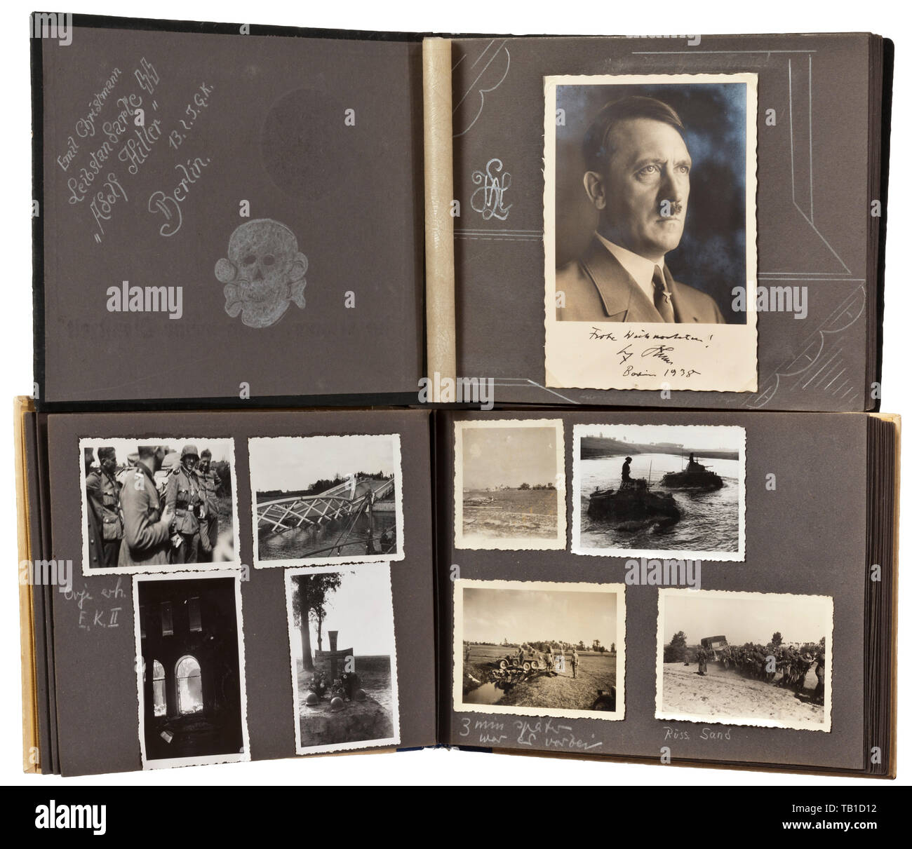 Due album di foto di un membro della Leibstandarte 'LAH', album fotografici con iscrizioni di base e circa 190 foto. Il tempo di servizio di un album con una Cartolina Foto di Adof Hitler e dedizione composta in inchiostro per il Natale 1938. Numerose immagini di Josef 'SEPP' Dietrich, tra i quali è un ritratto (photo Cartolina). Inoltre, interessanti immagini di uniforme di materiale relativo a bracciale, titoli, norme, formazione in Straußberg, parate, entrata in il resto della Cecoslovacchia. Il secondo album prevalentemente copre la campagna russa con le foto di funzionamento, serbatoi, camo uniformi, , Editorial-Use-solo Foto Stock