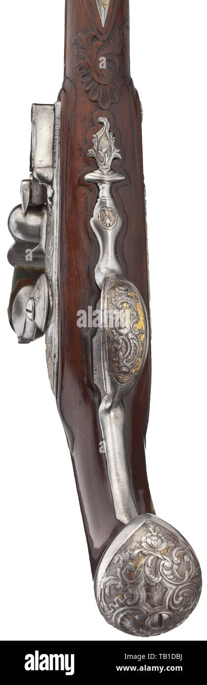 Una coppia di deluxe flintlock pistols, Jean Francois Mouillet, LiÃ¨ge, circa 1730, Round di barili con blu originale, fori lisci in 14,5 mm calibro. I lati superiori dei barili decorate con finemente inseguito dorate e cesti di fiori e viticci. Serrature con cupola di piastre di bloccaggio, profusamente abbellito con finemente cesellato e ornamenti viticcio underlaid in oro. Sotto le molle firmato " I.F.Mouillet'. Noce piena di scorte con lievi decorazioni scolpite. Riccamente cesellato e arredi in ferro abbellita con viticci e rocailles su placcato oro, massa Additional-Rights-Clearance-Info-Not-Available Foto Stock