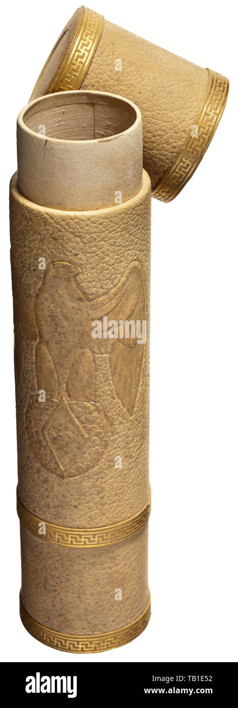 Una pelle di grandi dimensioni documento HJ tubo, probabilmente per il premio documento per il Golden HJ onore il badge con Rubini e Brillanti, luce-beige pelle zigrinata (alquanto foxed) con aquila nazionale della HJ impresso in rilievo sulla parte anteriore e la parte inferiore così come la parte superiore estremità rimovibile pezzi ognuna decorata con due gold-stampigliato swastika-/ meandro di fregi, l'interno con una leggera camicia di lino. Altezza circa 46 cm, diametro 9,5 cm. Alta qualità della lavorazione. Xx secolo, 1930s, Lega delle ragazze tedesche, banda di tedesco di fanciulle, organizzazioni giovanili, organizzazioni per la gioventù, NS, nazionali Sociali, Editorial-Use-solo Foto Stock