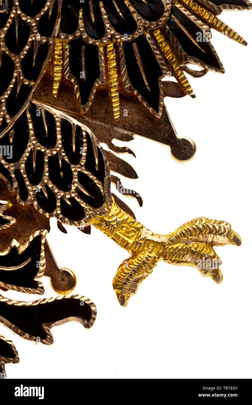 Imperiale e Reale Ordine del bianco aquila - una decorazione degli ordini dal 1868 nell'en sautoir metodo di usura, ordine massiccio realizzato da multi-colore di oro da parte del fornitore unico a partire dal 1862, Julius Edward Keibel (1825 - 1882). La croce di bianco aquila ordine di Polonia, in rosso traslucido e smalto bianco, è applicato al nero russo smaltato double eagle, la retromarcia eagle artigli punzonati con 'IK' e '1868'. Il bijou è fissato ad una corona zarista blu pendente smaltato, consuetudine dal 1856 ed è mobile il nastro di retromarcia bow wi, Additional-Rights-Clearance-Info-Not-Available Foto Stock