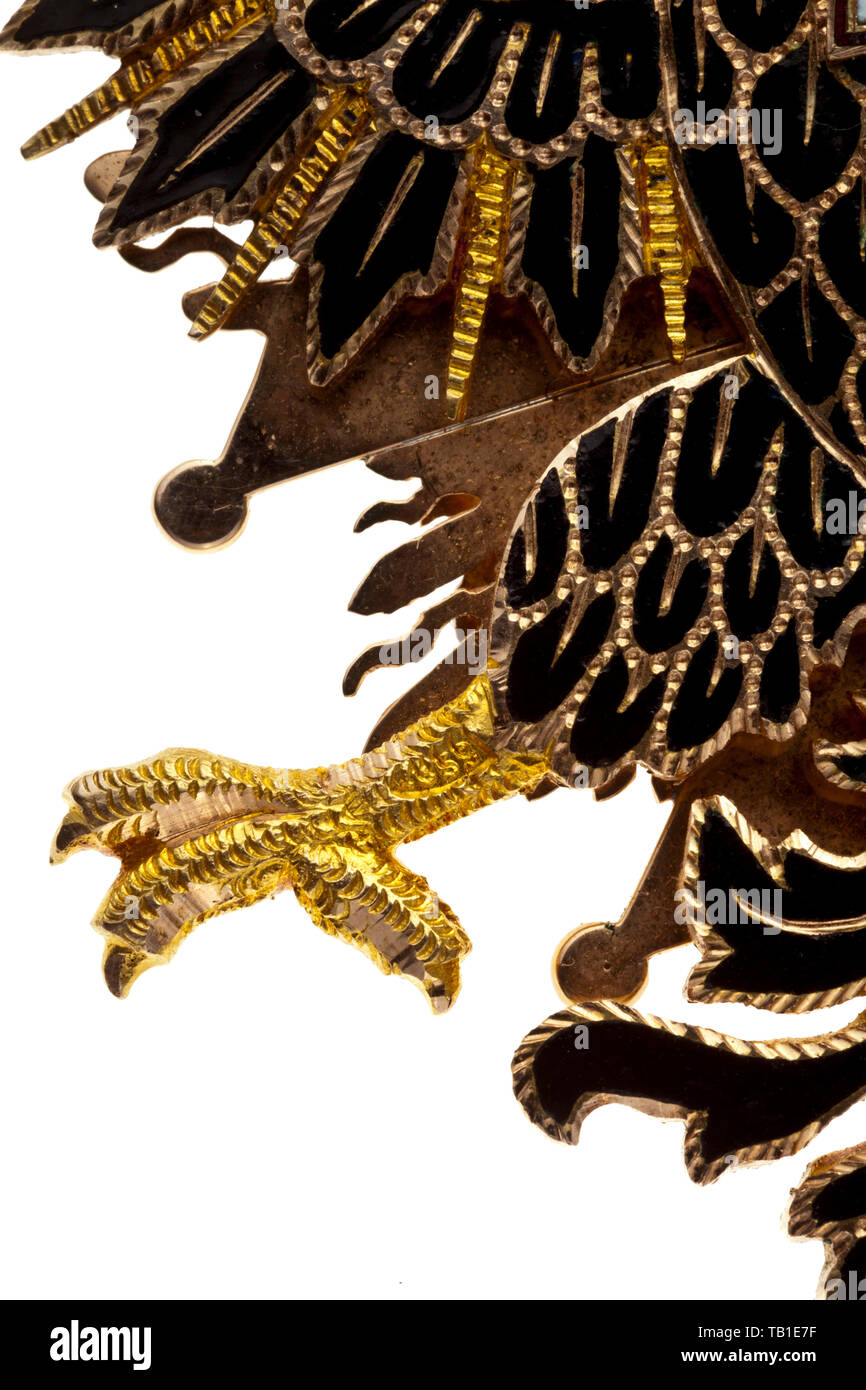 Imperiale e Reale Ordine del bianco aquila - una decorazione degli ordini dal 1868 nell'en sautoir metodo di usura, ordine massiccio realizzato da multi-colore di oro da parte del fornitore unico a partire dal 1862, Julius Edward Keibel (1825 - 1882). La croce di bianco aquila ordine di Polonia, in rosso traslucido e smalto bianco, è applicato al nero russo smaltato double eagle, la retromarcia eagle artigli punzonati con 'IK' e '1868'. Il bijou è fissato ad una corona zarista blu pendente smaltato, consuetudine dal 1856 ed è mobile il nastro di retromarcia bow wi, Additional-Rights-Clearance-Info-Not-Available Foto Stock