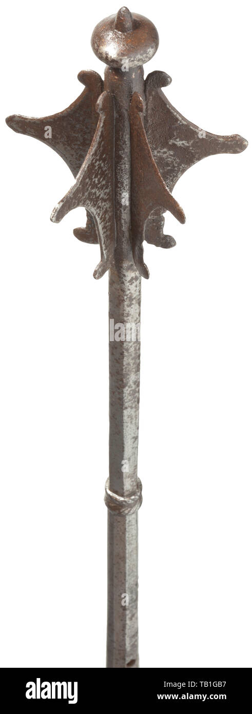 Un tedesco di stile tardo gotico macis, circa 1500, ferro forgiato. La testa costituita da sei inserito, flange appuntita (riparazioni) con lati a spirale, la parte superiore del terminale per tenda con la forma di una sfera sormontata da una breve spike. La cava-forgiato Manico esagonale nella parte superiore, ottagonale dopo due guaine, sfaccettata pomo, la presa con due fori per fissare il cordino. Lunghezza 68 cm. Provenienza: Hermann Historica, d'aste 46, lotto 1565. attrezzo, strumenti militari, militaria, dispositivo di combattimento, oggetto, oggetti, alambicchi, clipping, tagliate, cut-out, cut-outs, metallo, metalli, armi, Additional-Rights-Clearance-Info-Not-Available Foto Stock