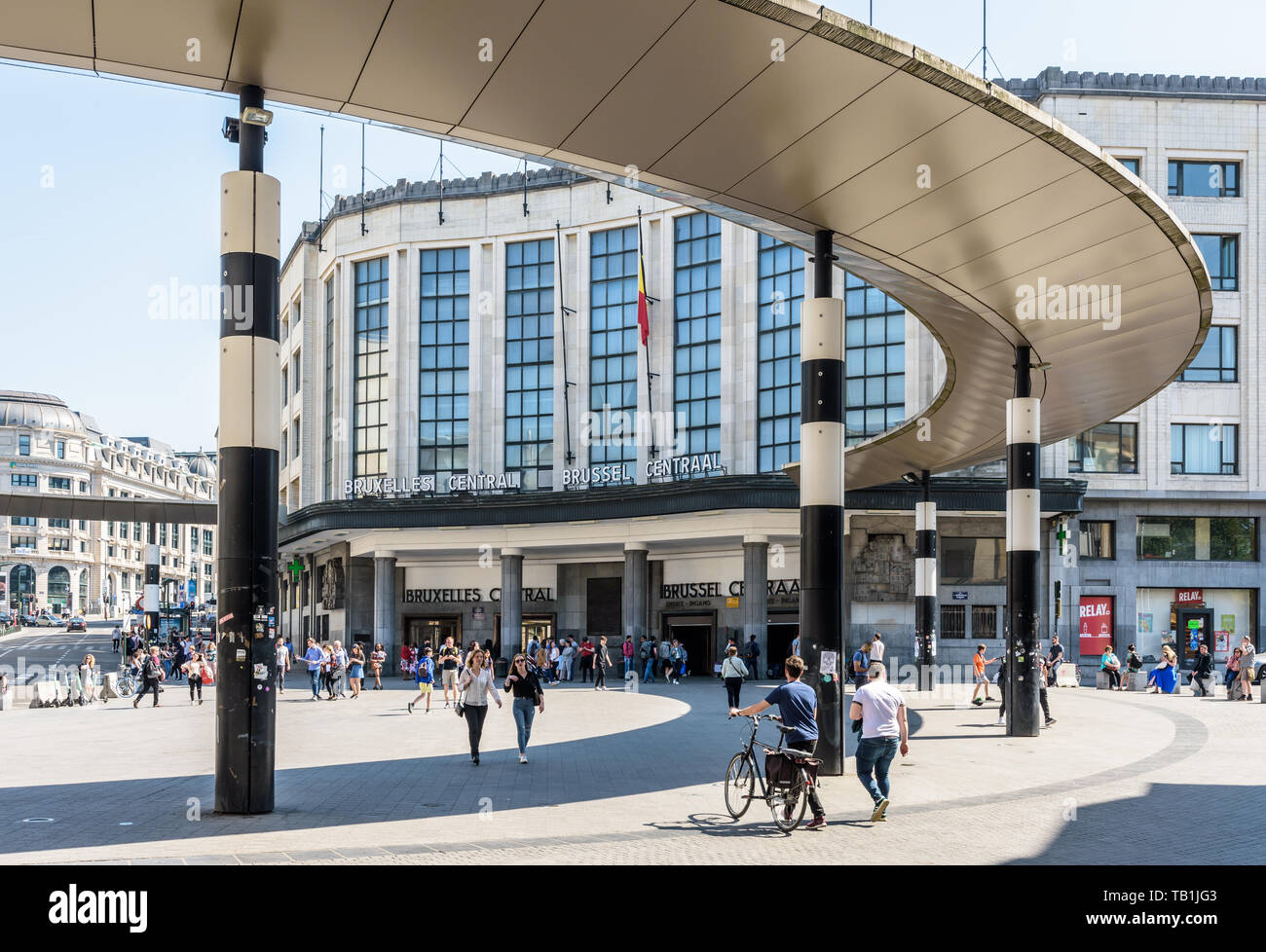 La gente a piedi dall'ingresso principale di Bruxelles stazione ferroviaria centrale attraverso il Carrefour de l'Europe riprogettato nel 2010 con una rotonda. Foto Stock